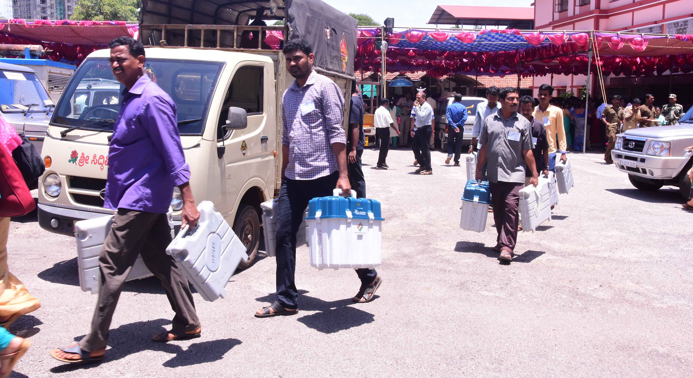 ಬಿಗಿ ಭದ್ರತೆಯಲ್ಲಿ ಮತಗಟ್ಟೆಗಳಿಗೆ ತೆರಳಿದ ಸಿಬ್ಬಂದಿಗಳು